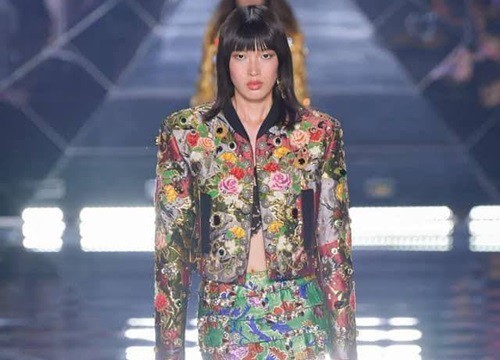 Mẫu Việt mùa này quá "oách": cô thì catwalk cho Dolce&Gabbana, cô thì phô trọn vòng 1 tại Alberta Ferretti