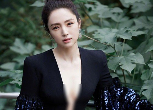 Mỹ nhân diện váy khoét sâu, khoe vòng một lấp ló ai cũng 'thèm'