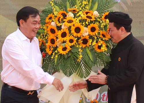 Toàn cảnh "cuộc chiến" giữa vợ chồng bà Phương Hằng và "thần y" Võ Hoàng Yên: Từng coi như người nhà đến tố cáo lừa 200 tỷ, chữa câm điếc chỉ là dàn dựng