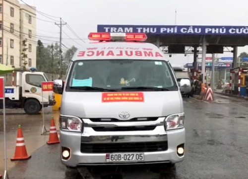 Xe cứu thương dán chữ "Giang Kim Cúc" hú còi inh ỏi chở chui 3 người