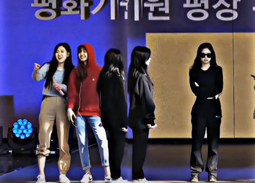 2 thái cực BLACKPINK trên sân khấu: Lisa, Rosé vui tươi còn Jennie âm u bí xị, giận hờn nhau đấy à?