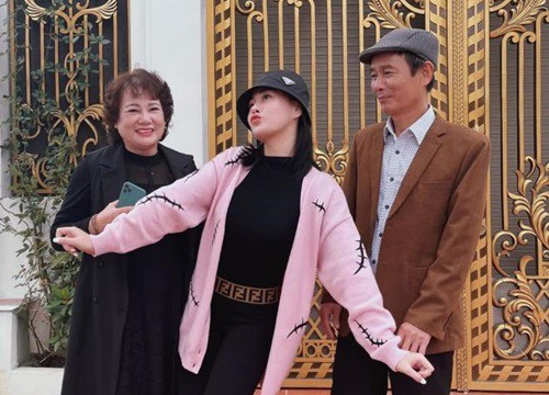 Diễn viên Phương Oanh hiếm hoi khoe ảnh đại gia đình, được nhận xét thừa hưởng gen đẹp từ mẹ
