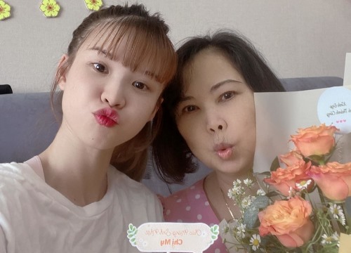 Khởi My đón sinh nhật tại gia, mẹ ruột trẻ trung gây chú ý