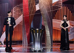 SBS Drama Awards 2021: "Ác nữ Penthouse" Kim So Yeon lần đầu nhận Daesang, Kim Yoo Jung xinh xỉu ẵm cúp cùng "chồng yêu"