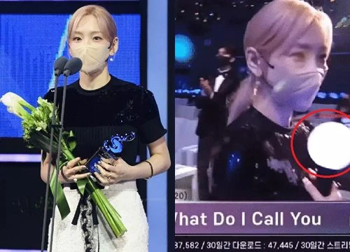 Dấu hiệu "tuổi già" của Taeyeon (SNSD): Đi nhận giải mà "cồng kềnh" quên trước quên sau thế này đây!