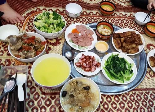 Làm dâu nước Anh gần 10 năm, cô vợ có cách ăn Tết đặc biệt: Huy động cả nhà chồng chuẩn bị mâm cỗ, bố mẹ chồng mê đắm một món ăn Việt Nam!