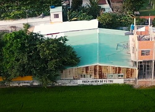 Flycam toàn cảnh Tịnh thất Bồng Lai sau vài ngày bị khám xét: An ninh canh phòng nghiêm ngặt, nhà 2 tầng vẫn đang xây dang dở