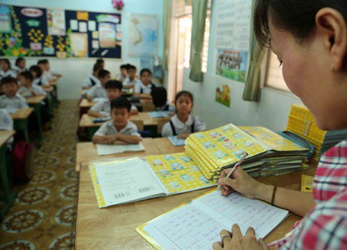 N.ữ sin.h mở bài kiểm tra thấy dòng phê đỏ chót của cô giáo, đọc nội dung mà toát mồ hôi: Hóa ra cô ghim mình lâu lắm rồi!