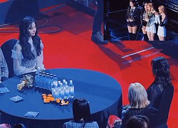 Rosé (BLACKPINK) had a &quot;pants&quot; problem while giving a speech, Tzuyu&#39;s (TWICE) reaction made fans &quot;heartbroken&quot;