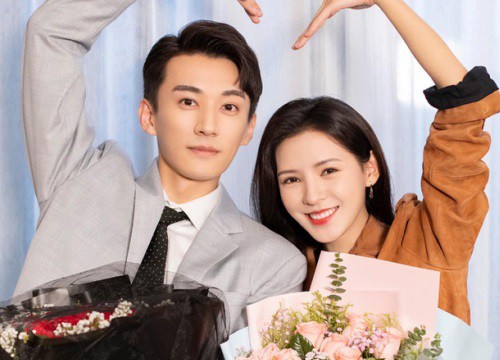 Showbiz rộn ràng vì 1 cặp đôi lộ bằng chứng hẹn hò lộ liễu: Đưa nhau đi ăn lẩu, chàng còn cẩn thận bóc tôm cho nàng
