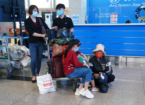 20 tháng Chạp, sân bay Tân Sơn Nhất 'đông không tưởng' người về quê ăn Tết