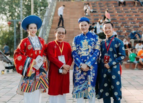 MC Vũ Mạnh Cường diện áo dài truyền thống dẫn show ẩm thực cuối năm