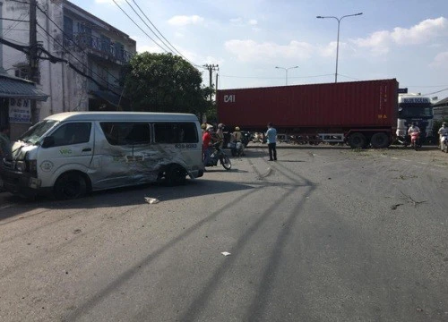 TP.HCM: Xe container "đại náo" quốc lộ, tông ngang hông xe khách khiến nhiều người bị thương ngày giáp Tết