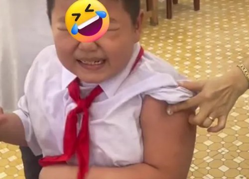 Biểu cảm của cậu nhóc khi tiêm phòng làm netizen cười rũ rượi