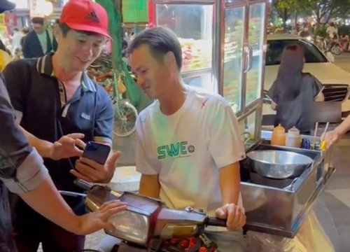 Dạo phố SG, Johnny Đặng được nhiều người vây quanh, xin chụp ảnh cùng
