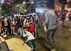 Halloween &quot;transformed&quot;, arguing a group of young people wearing mats and burning incense in the middle of the walking street was criticized for being offensive