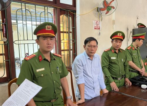 Bắt nguyên Chủ tịch UBND xã chiếm đoạt tài sản
