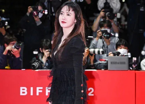 Hậu giảm cân, Goo Hye Sun tự tin thả dáng trên thảm đỏ LHP quốc tế Busan