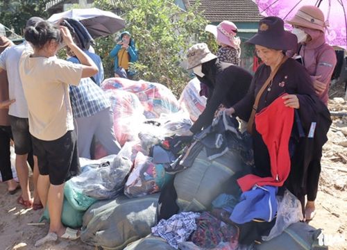 Quần áo cũ đưa lên vùng lũ quét 'không ai lấy', huyện nói gì?