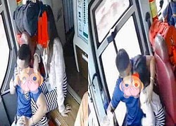 MỚI: Vụ phụ xe bị tố sàm sỡ hành khách: Lộ ảnh cặp đôi "vui vẻ", hôn hít trên xe