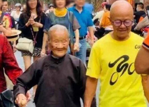 Khoảnh khắc mẹ già 110 tuổi "nắm tay" con trai 88 tuổi đi chợ mua sắm