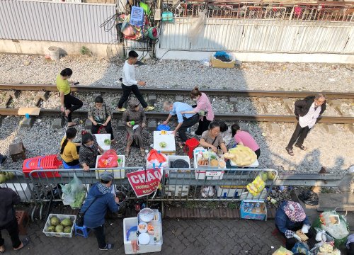 Thản nhiên uống trà, ăn sáng... trên đường ray tàu hoả