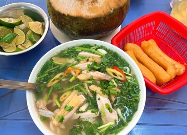Quán phở Hà Nội giá gần 100.000 đồng/bát vẫn đông khách