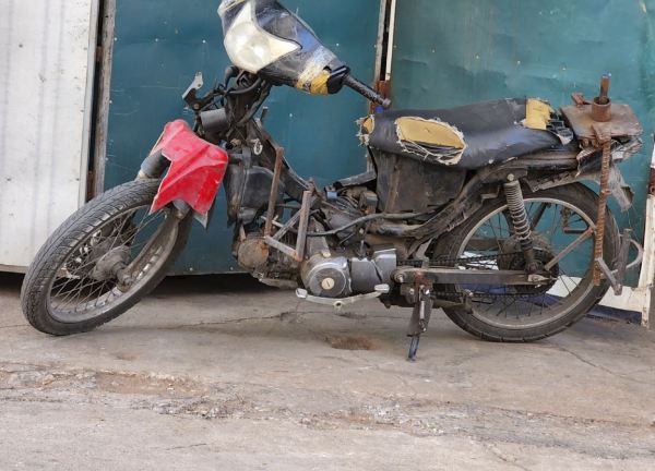 Nhức mắt xe cũ nát 'nhờn luật' luồn lách trên phố Hà Nội