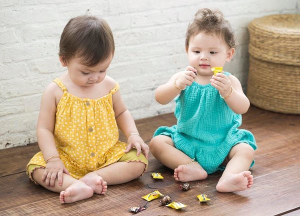Hai con gái lai Tây nhà Diễm Châu mê làm mẫu ảnh, từ bỏ tài sản mẹ cho