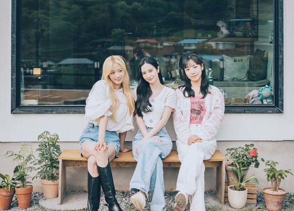 Jun Vũ gặp idol Hàn, đã xinh đẹp còn được đánh giá cao ngoại ngữ