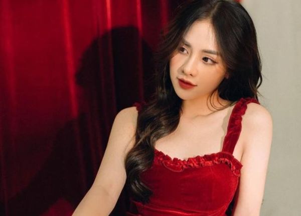 Hot girl 2K1 mặc áo tuyển Brazil kiếm 150 triệu/tháng, bạn gái Đoàn Văn Hậu giàu 'khủng' cỡ nào?