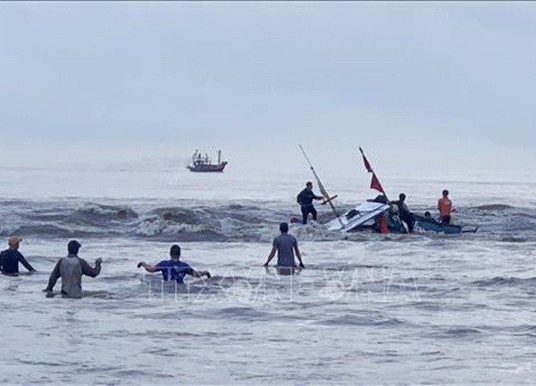 Quảng Bình: Hỗ trợ ngư dân gặp tai nạn trên biển