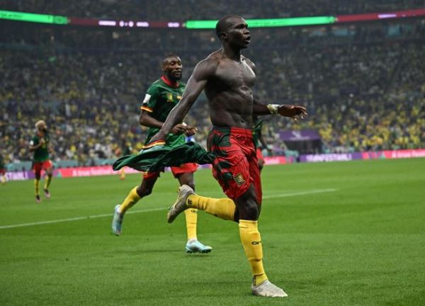 Brazil thua Cameroon ở phút 90+2