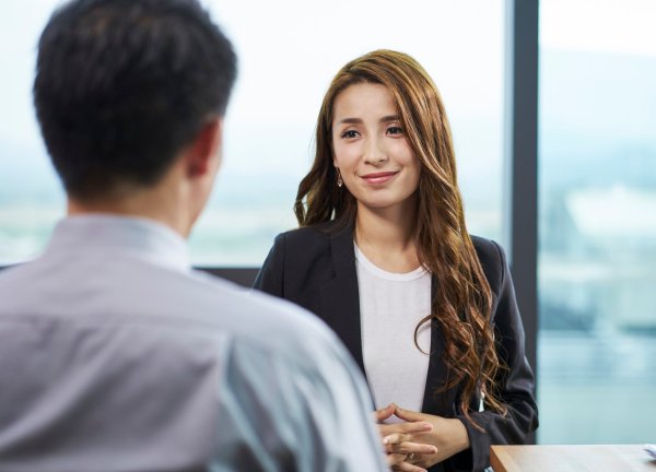 Đăng tin chỉ tuyển dụng những cô gái đẹp để rót nước, pha trà, công ty Trung Quốc gây "phẫn nộ"