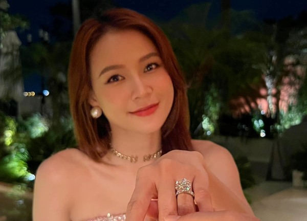 Hot girl Sam bất ngờ được cầu hôn, gây choáng với nhẫn kim cương khủng