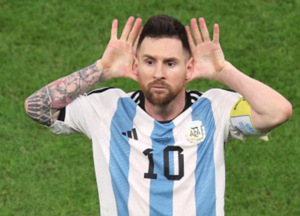 Messi nguy cơ bị cấm đá bán kết World Cup, Ronaldo bị CĐV hắt nước sau trận thua của Bồ Đào Nha