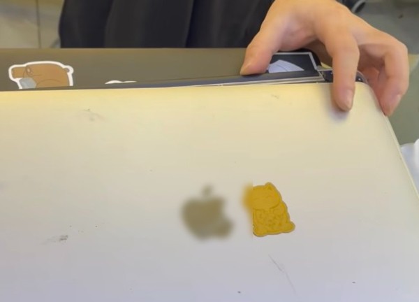 Con làm đổ nước vào laptop ở quán cafe, mẹ không đền còn trách ngược