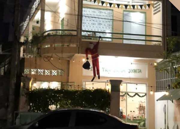 Ảnh vui 21-12: Ông già Noel kiểu 'độc lạ Bình Dương'