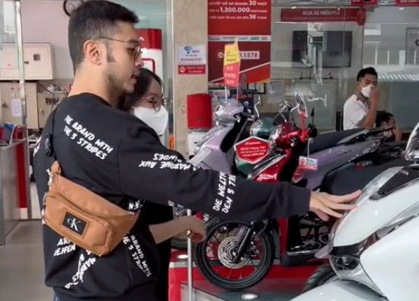Nhân viên quán lấy xe của khách, Cô Gái Có Râu đền luôn xe mới