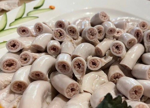 Đầu năm "khiếp hồn" với cảnh rút hàng tá sán từ lòng lợn se điếu, xem xong có ai còn muốn ăn nữa không?