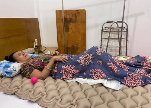 NS Hoàng Lan bị hỏng 1 bên mắt, hoại tử lưng đến lộ xương và nằm liệt giường trước lúc qua đời