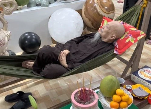 Ông Lê Tùng Vân được đệ tử quỳ rạp "tế sống"; Tịnh thất Bồng Lai lập kênh YouTube mới