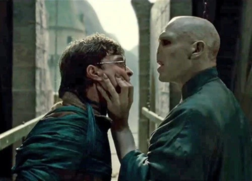 Sốc óc vì 1 chi tiết Harry Potter tập 1 "úp mở" việc Voldemort vẫn còn sống, có thể trở lại: Fan tranh luận kịch liệt, sự thật là gì?