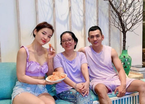 Phương Trinh Jolie diện đồ đôi, thân thiết với mẹ chồng trước khi cưới