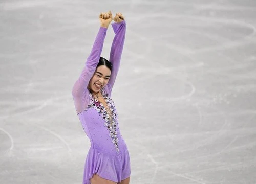 Hoa khôi trượt băng mặc váy mẹ may ở Olympic