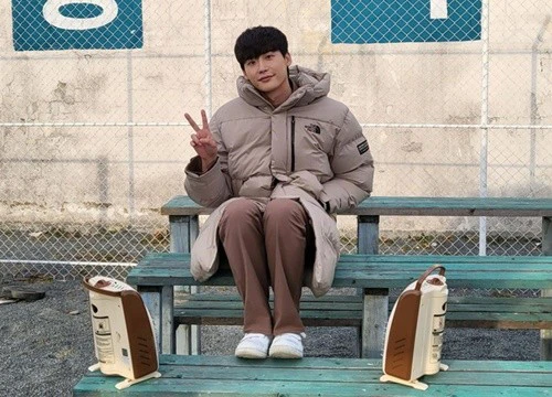 Lee Jong Suk bị fan tố "xài filter quá đà" khi khoe ảnh "đi tù" ở hậu trường phim mới