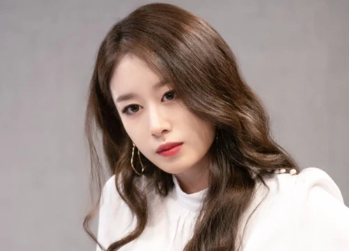 Jiyeon (T-ara) lộ chuyện bị bạn trai "cắm sừng", sai vặt và bòn rút tiền, đây là tài tử bội bạc bị netizen phẫn nộ réo gọi
