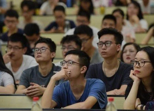 Học trò gửi nhầm ảnh chế giễu thầy giáo "đầu hói" vào group chat, hôm sau thầy nói 1 câu khiến tất cả phải xấu hổ