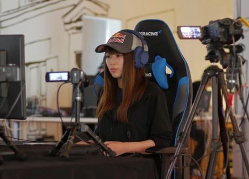 Nổi tiếng đến mấy, streamer game thủ vẫn "vạ miệng" như thường, phát ngôn gây tranh cãi kịch liệt trên sóng