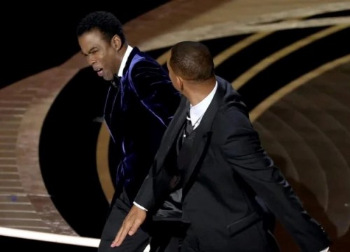 Will Smith tát Chris Rock trên sân khấu trao giải Oscar 2022